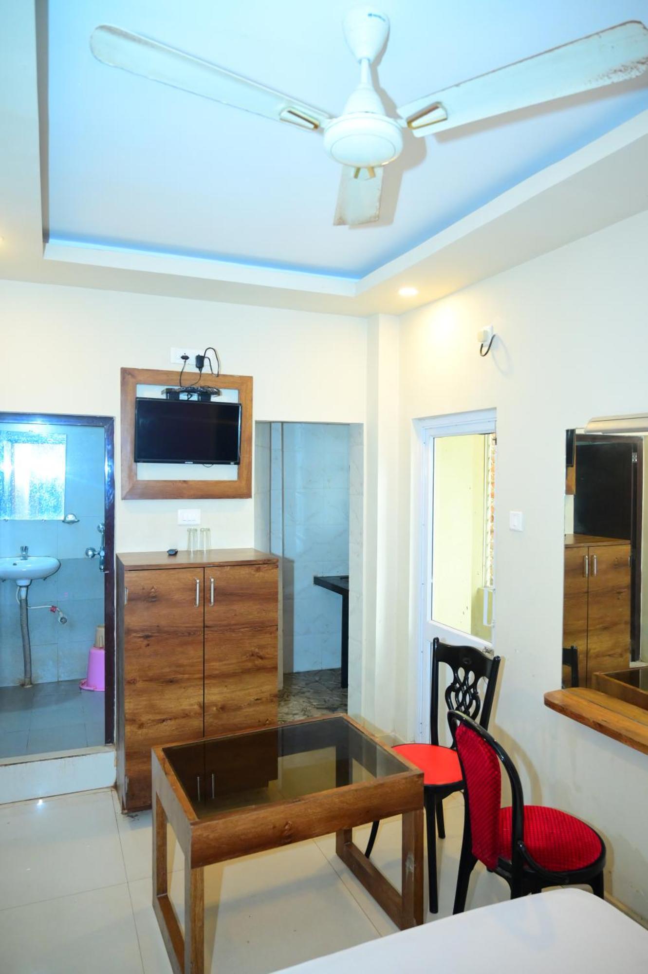 Hotel Mor Blue Sagar-পুরী সমুদ্র সৈকত ও মন্দিরের কাছে বাঙালি মার্কেটের কাছে হোটেল ব্লু সাগর -lift, Wifi With Restaurant Facilities- Near Sea Beach And Temple Best Selling & Best Choice Of Travellers 3*